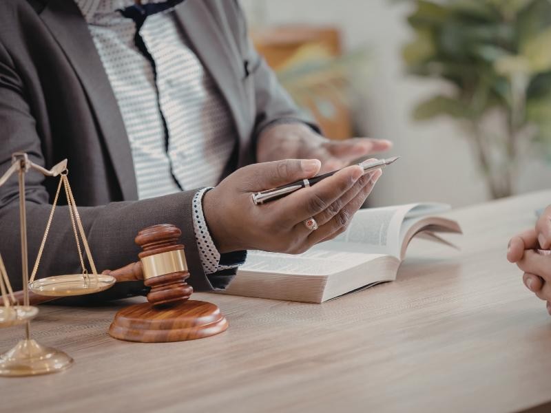 Como um Advogado Especialista pode Ajudar na Revisão de Tarifas Bancárias?