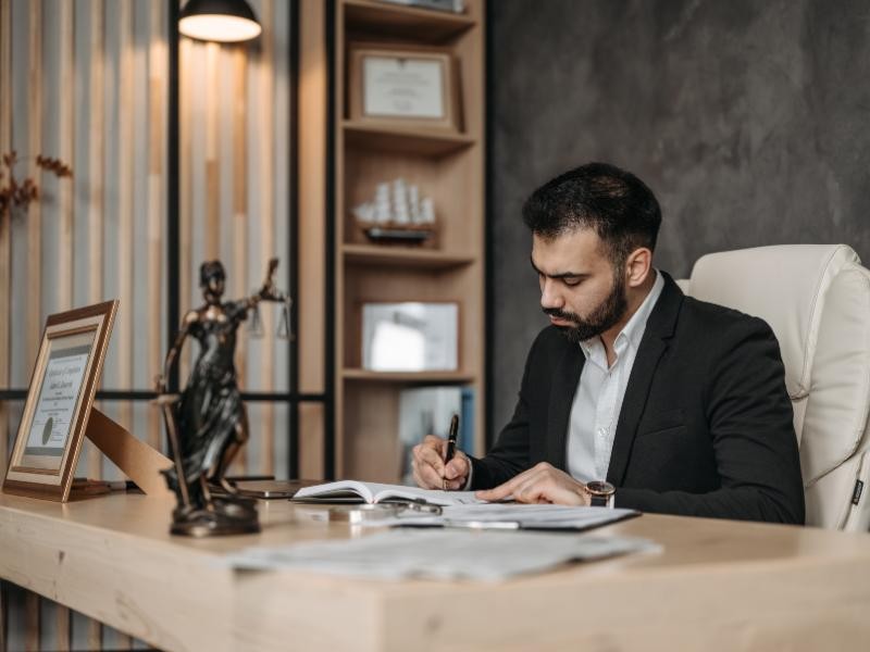 Qual é o papel de um advogado especialista na recuperação de créditos empresariais?